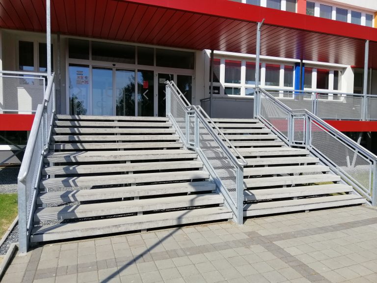 Poliklinika Třebíč - schodové nášlapy vyhřívané